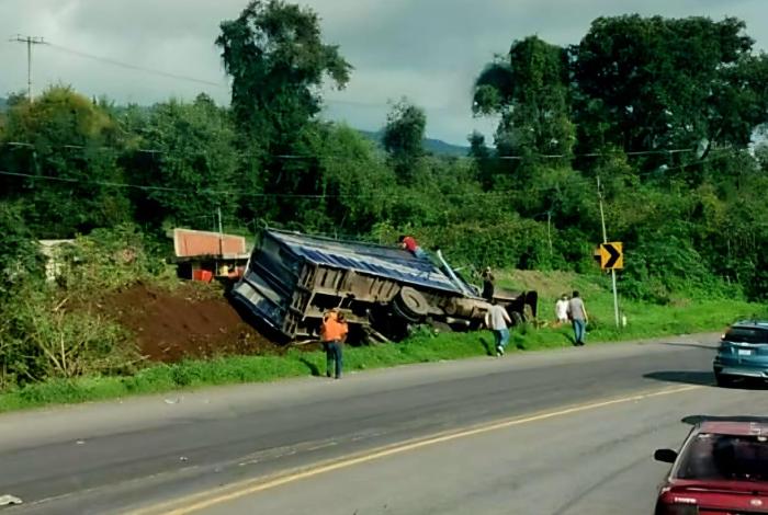 Uruapan: aparatoso accidente en la Curva del Diablo deja tres lesionados