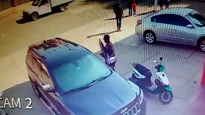 Uruapan: Delincuentes armados roban camioneta a mujer en la 18 de Marzo