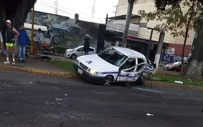 Uruapan: Dos muertos y un lesionado, después de que camioneta BMW impactó a un taxi