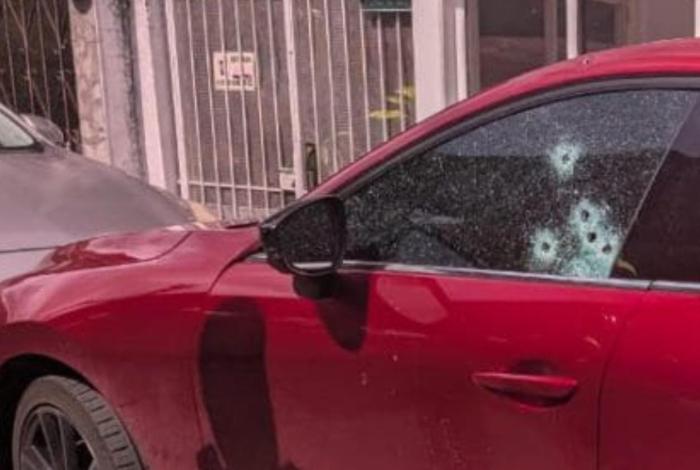 Uruapan: le dan de balazos a un auto en La Michoacana