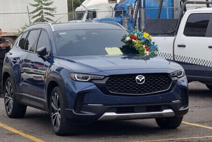 Uruapan: le dejan ramo de flores y mensaje intimidatorio en su auto