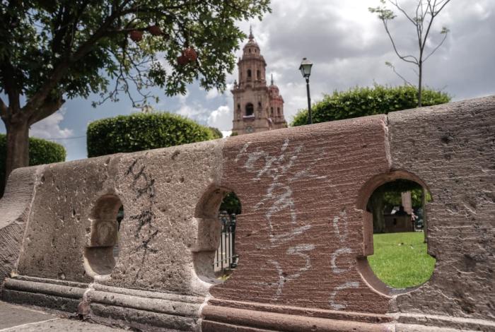 Vandalismo y abandono consumen bancas del Centro Histórico de Morelia