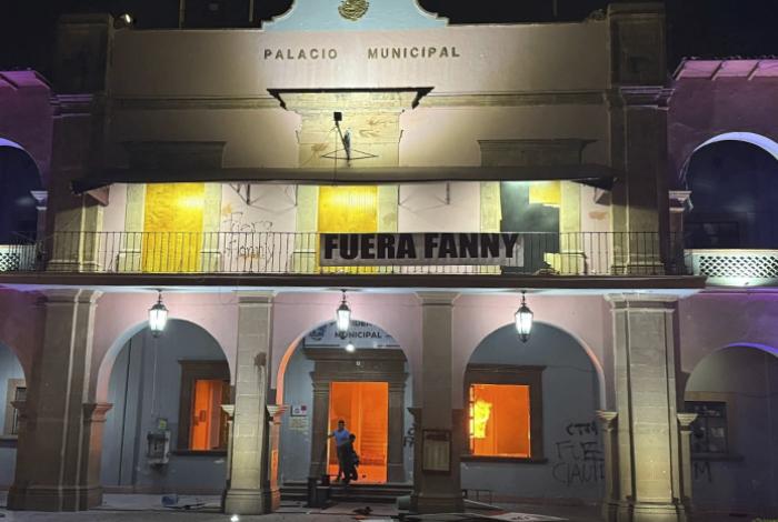 Vandalizan queman el Palacio Municipal de Apatzingán tras protesta