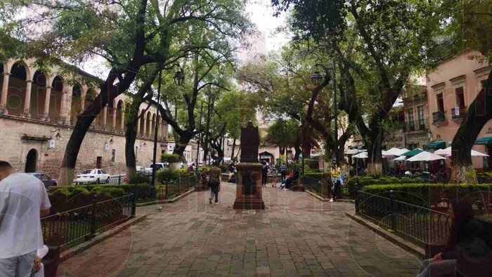 Vasco de Quiroga y Miguel de Cervantes engalanan el Jardín de las Rosas en Morelia