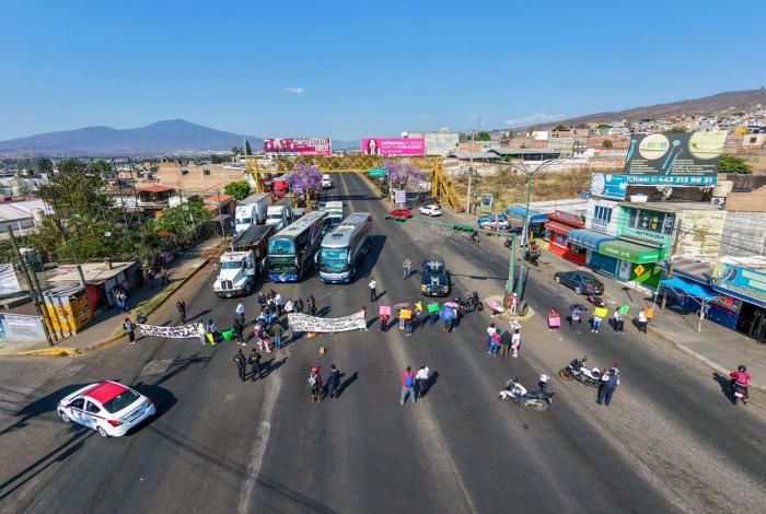 Vecinos de Ciudad Jardín y La Esperanza, bloquean la salida a Quiroga por falta de agua