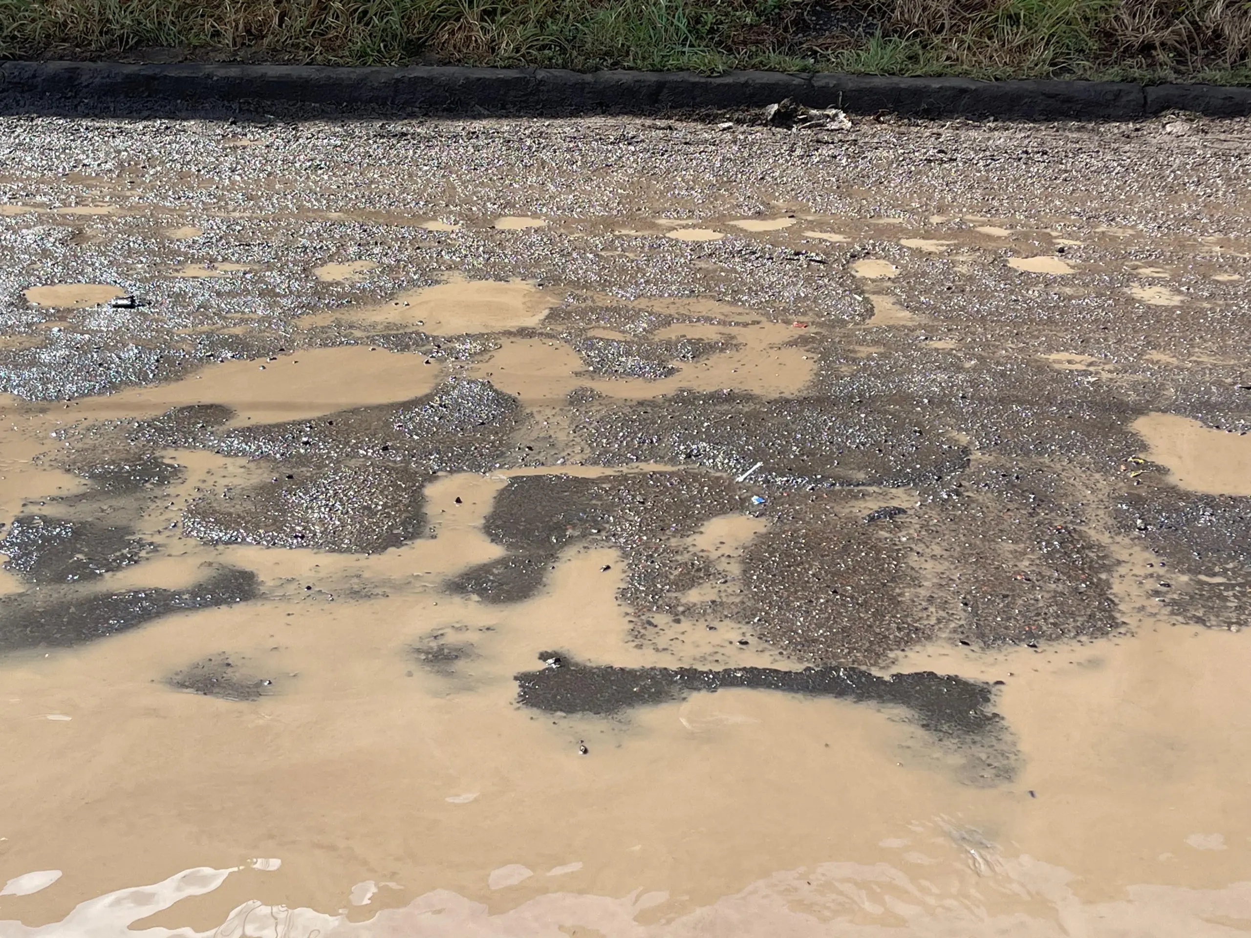 Vecinos de la calle  Raza Mexicanas en Morelia, exigen rehabilitación de calle