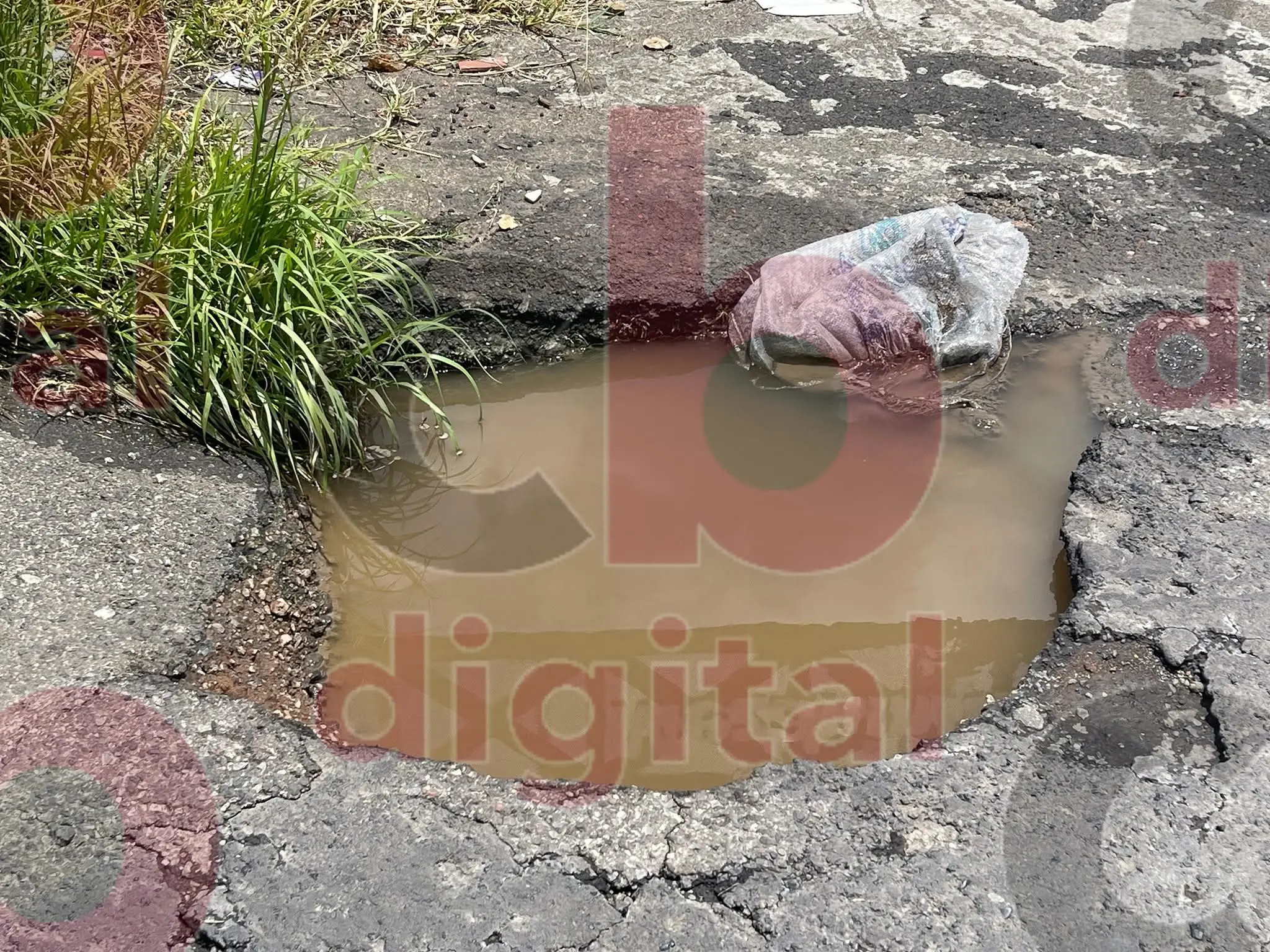 Vecinos de la colonia Leandro Valle expresan preocupación por baches y falta de seguridad en la zona