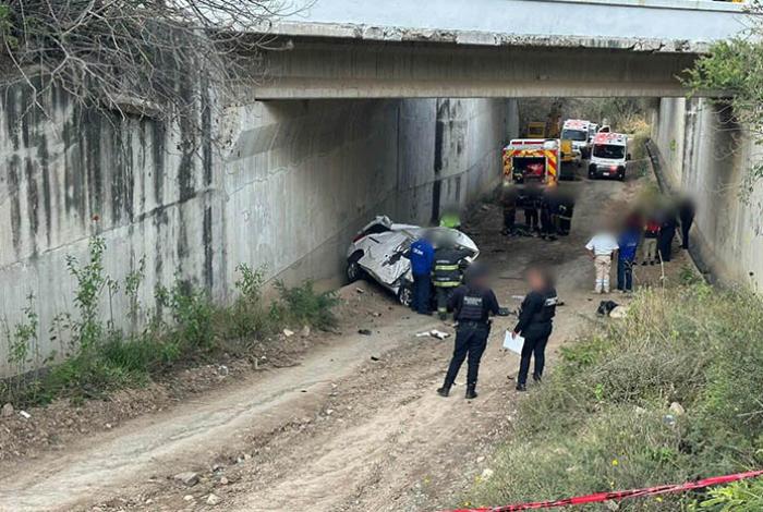 Vehículo cae de un puente en la México-Guadalajara; hay un muerto y un herido