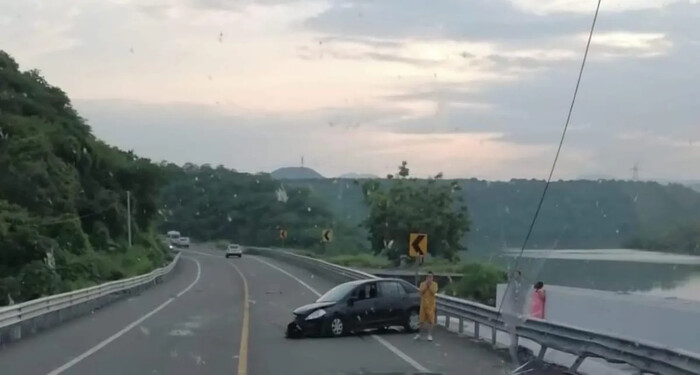 Vehículo se impacta contra barra de contención en la carretera Siglo XXI