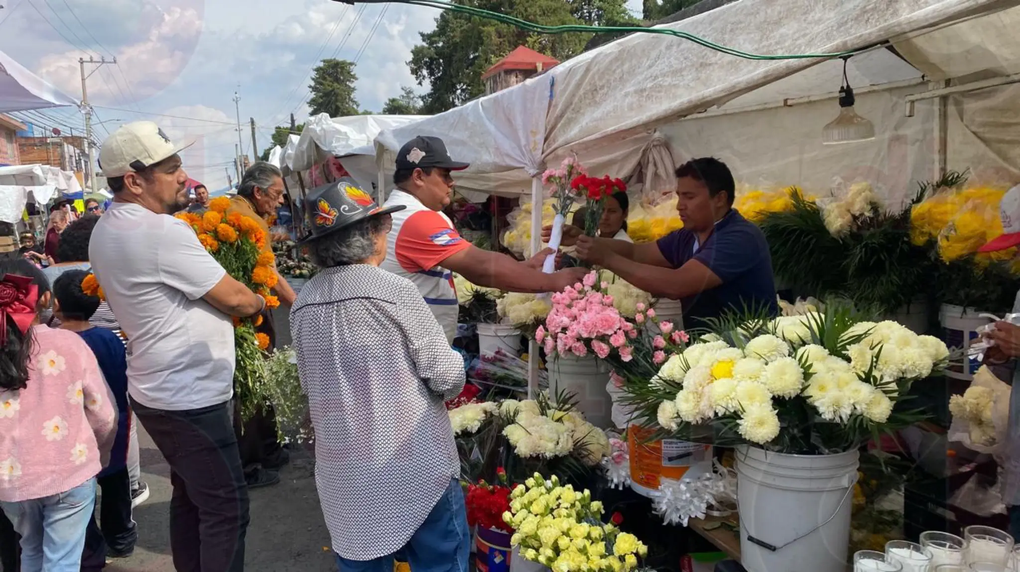 Venta de flores con poca afluencia al exterior de panteones de Morelia