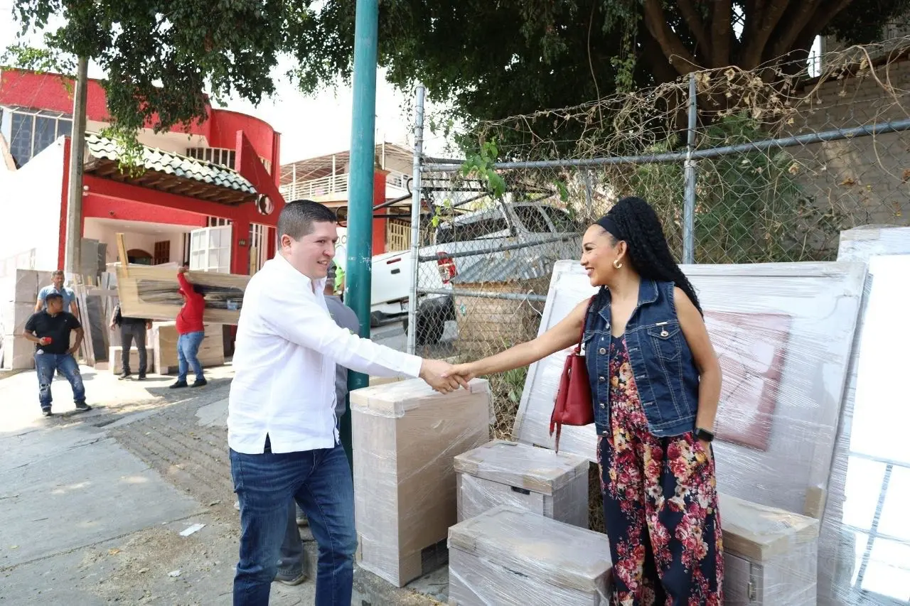 Vicente Gómez entrega enseres del Programa de Apoyos Subsidiados