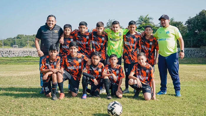 Víctor Manríquez entrega uniformes a deportistas