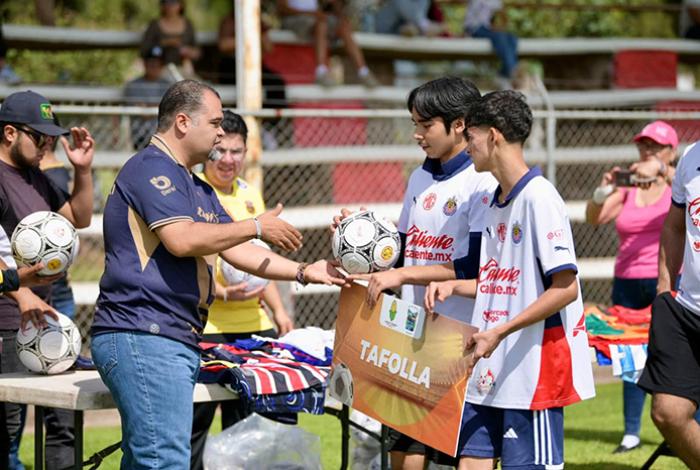 Víctor Vázquez refrenda compromiso con el deporte