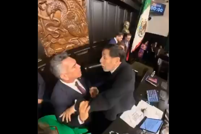 #Video | A gritos, golpes y empujones, terminan Alejandro Moreno y Fernández Noroña, en pleno recinto legislativo; aquí las imágenes del momento exacto de los golpes