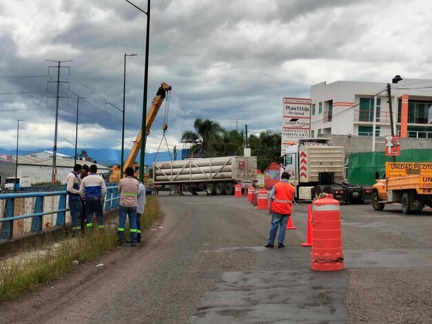 #Video | A punto de volcar remolque con cilindros de gas en libramiento de Morelia