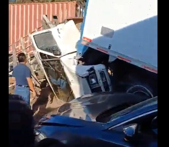 #Video | Al menos 5 vehículos involucrados en una impactante carambola sobre la autopista México-Querétaro