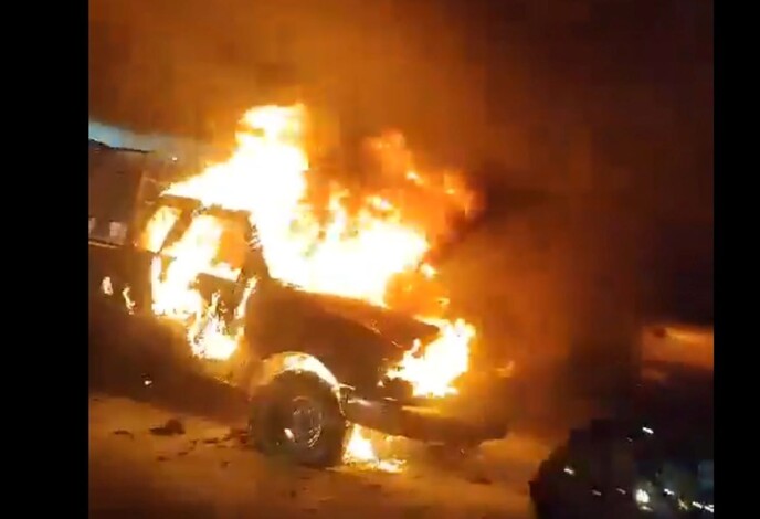 #Video | Arde camioneta en la zona de Tres Puentes