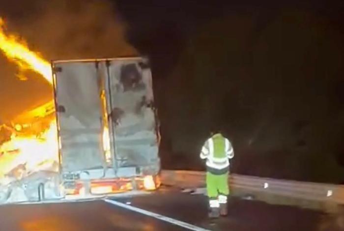 #Video | Arde en llamas caja de tráiler en la autopista México-Guadalajara, en Maravatío