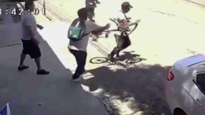 #Video: ¡Así nomas! Le avienta bici a delincuente y logran detenerlo