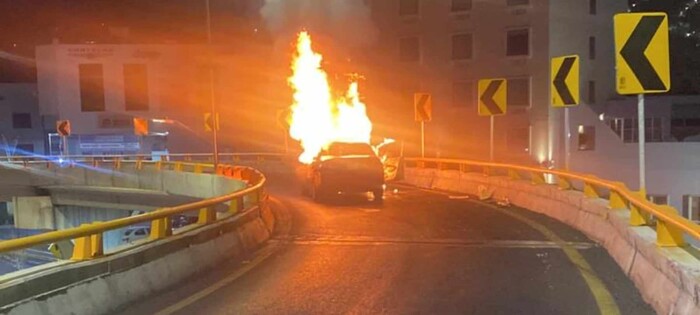 #Video | Auto arde en llamas sobre puente del Distribuidor Vial Salida a Mil Cumbres