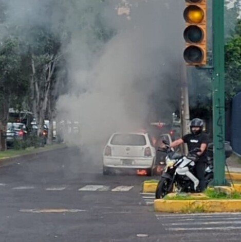 #Video | Auto arde en llamas cerca de Calzada La Huerta, en Morelia