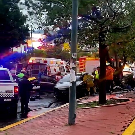 #Video | Auto choca contra árbol en la Av. Camelinas de Morelia; hay 2 heridos