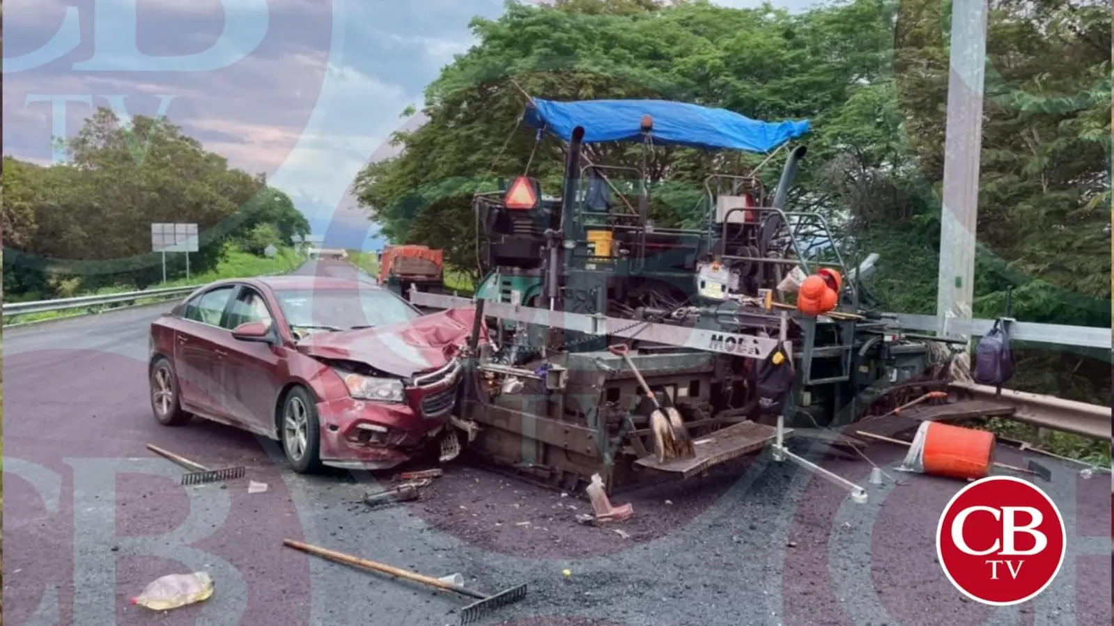 #Video: Auto choca maquina pavimentadora, en la autopista Siglo XXI