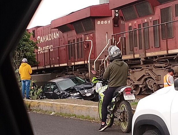 #Video | Auto es embestido por el ferrocarril en Morelia