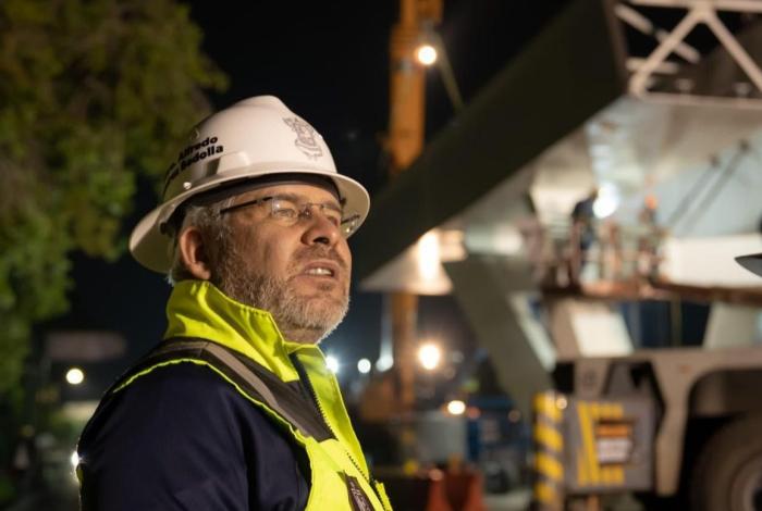 #Video | Avanza distribuidor Eréndira; supervisa Bedolla colocación de última trabe en puente sur