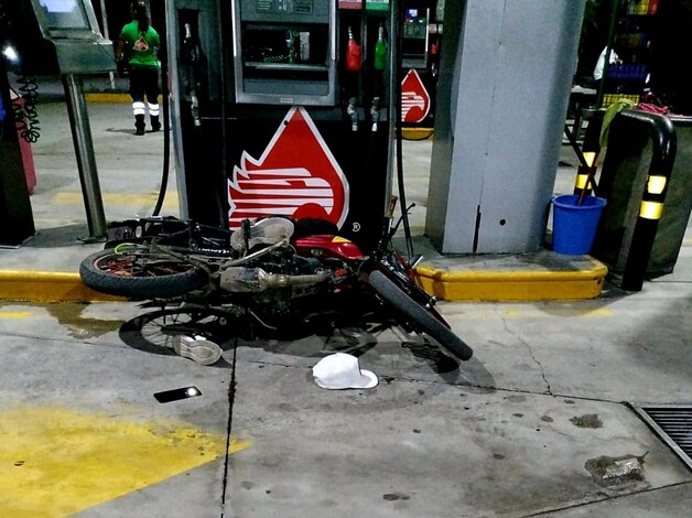 #Video | Balean a dos motociclistas mientras cargaban gasolina; hay un muerto y un herido