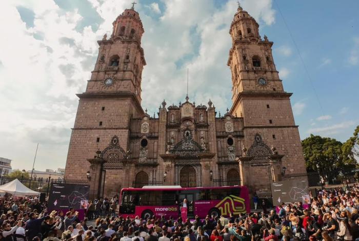 Video | Bedolla presenta el Morebús, nuevo transporte que pone fin a más de 50 años de rezago en movilidad