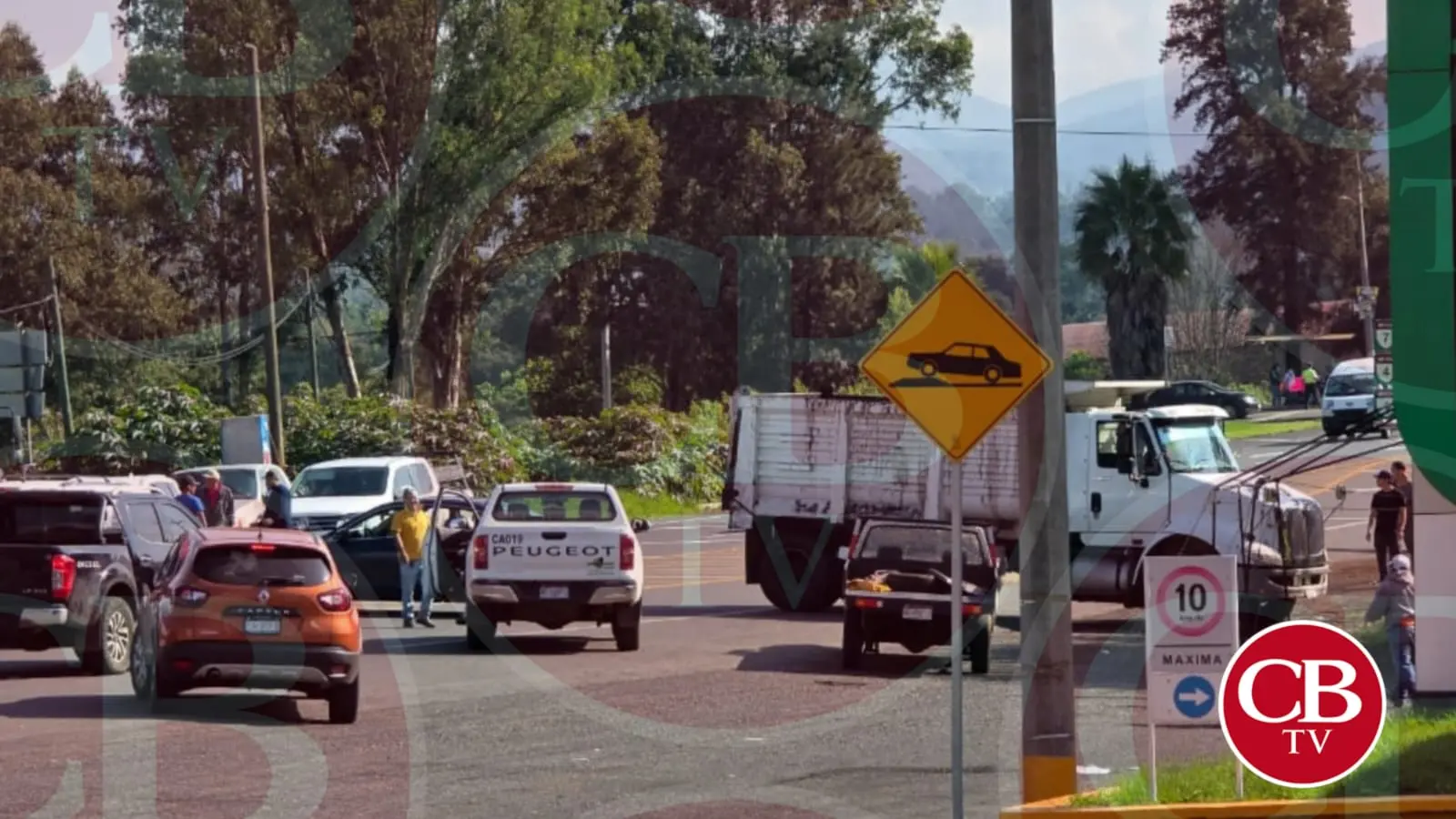 #Video: Bloquean carretera Los Reyes-Jacona por la desaparición de dos mujeres