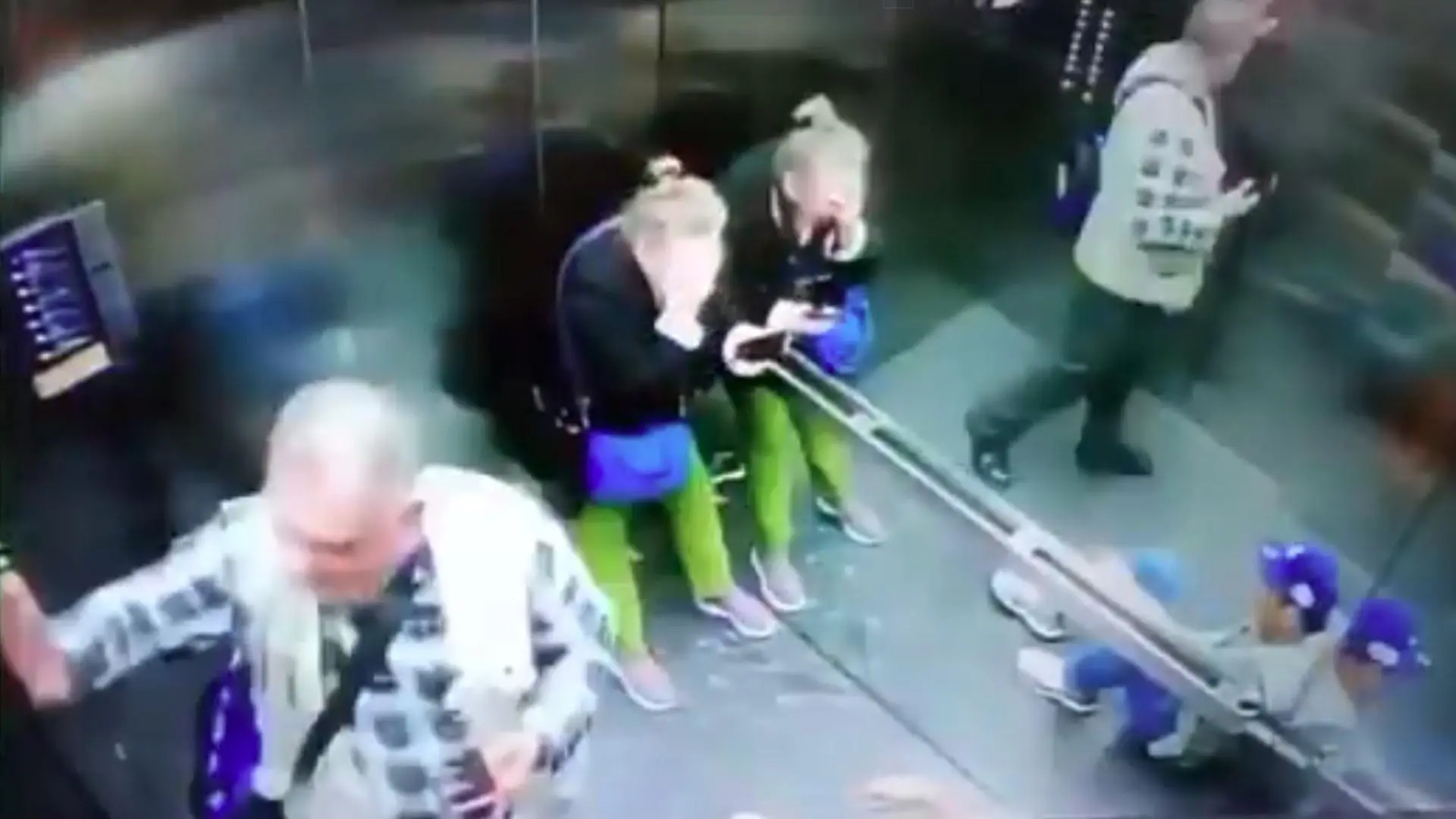#Video: Caida de un elevador en la plaza Mitikah deja un saldo de dos lesionados
