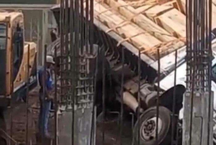 #Video | Camión queda parcialmente volcado dentro de una obra en Morelia