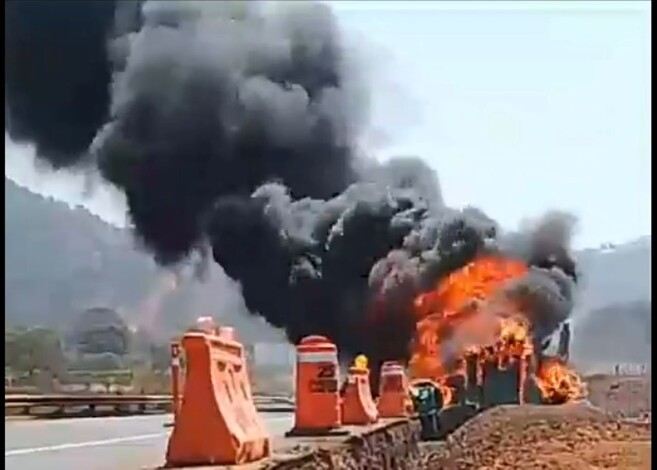 #Video | Camión se incendia tras embestir varios vehículos en la Autopista Siglo XXI