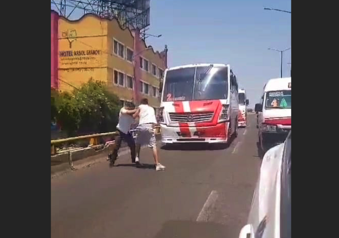 #Video | Camionero y motociclista se pelean en plena Av. Madero Poniente de Morelia #PorSiTeLoPerdiste