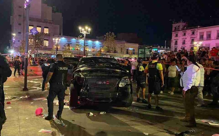 #VIDEO: Camioneta atropella al menos 9 personas afuera de la Catedral de Guadalajara