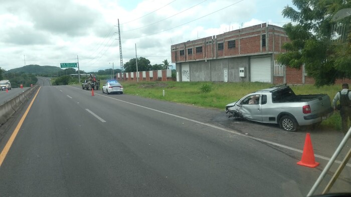 #Video | Camioneta choca contra muro de contención, en la Apatzingán – Cuatro Caminos