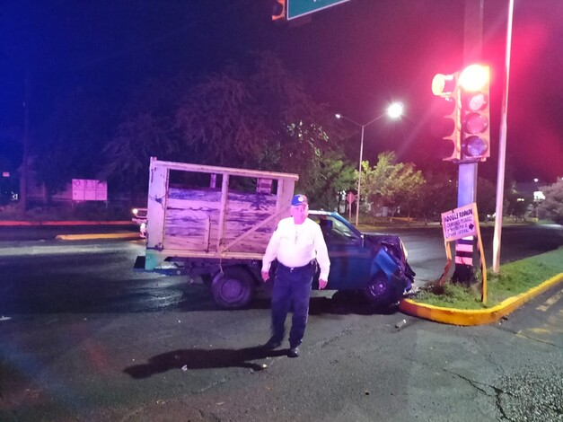 #Video | Camioneta choca contra semáforo en Apatzingán