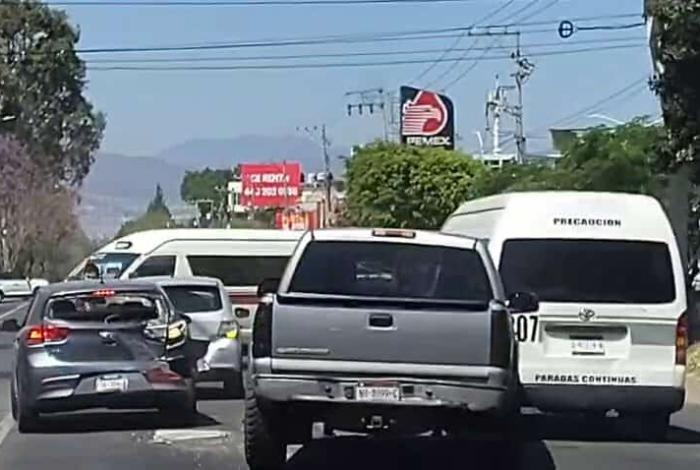 #Video | Camioneta con llanta ponchada provoca accidente múltiple en el Libramiento Oriente de Morelia
