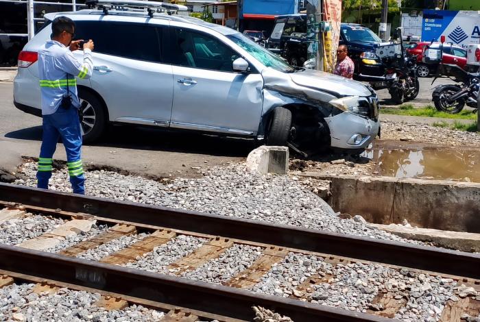 #Video | Camioneta es impactada por el tren en Morelia; conductora sufre crisis nerviosa