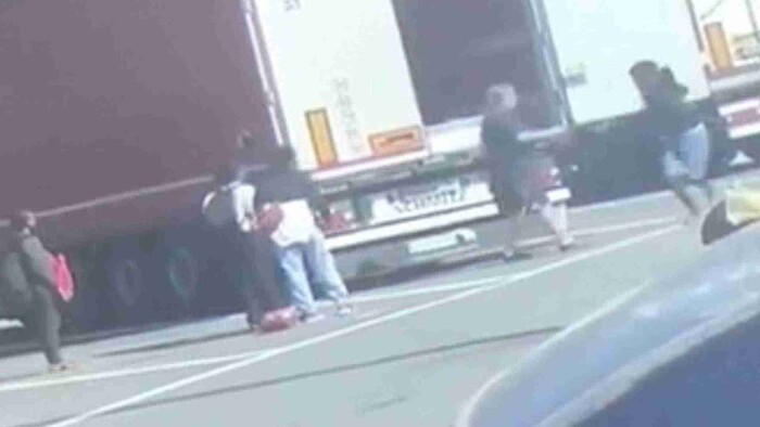 Video: Captan a camionero bajando a latigazos a mujeres en Italia 