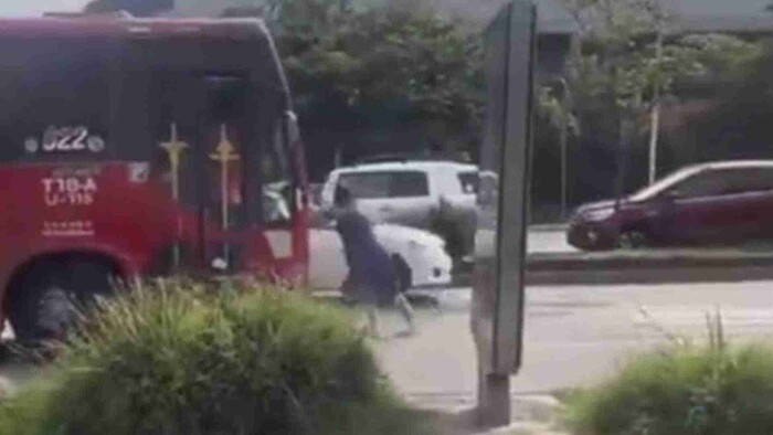 Video: Chofer de autobús embiste a mujer que le reclamaba por atropellar a su mascota