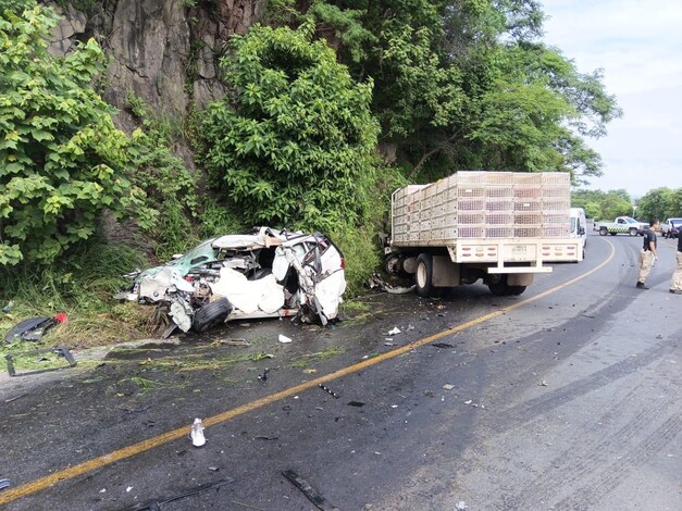 #Video | Choque frontal entre dos vehículos en la carretera Guadalajara-Colima deja un muerto