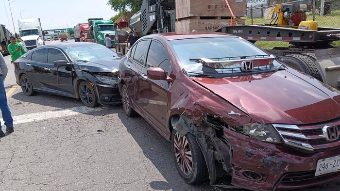 #Video | Choque por alcance en carretera Nueva Italia-Lázaro Cárdenas deja una mujer lesionada