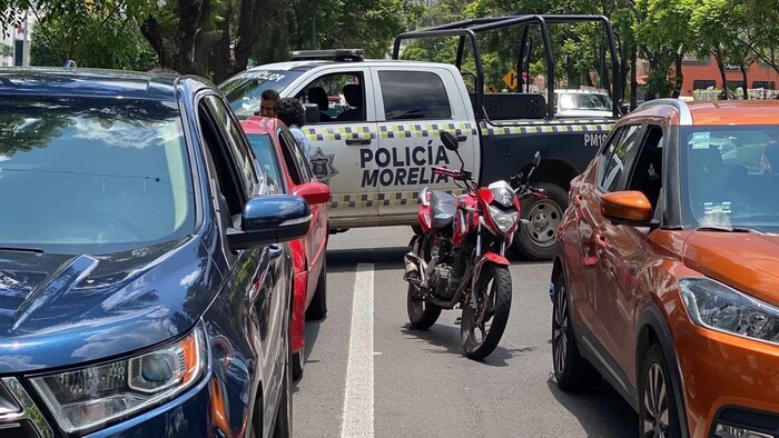 #Video | Choque vehicular múltiple deja un motociclista herido en la Av. Camelinas de Morelia