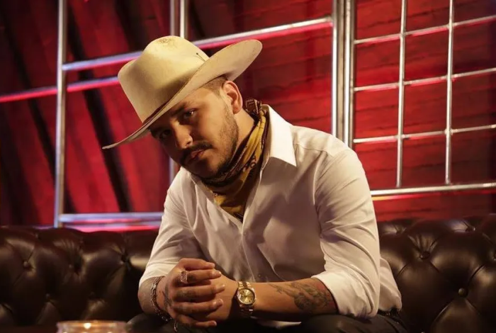 VIDEO: Christian Nodal y la polémica por control de sus bebidas alcohólicas en su concierto