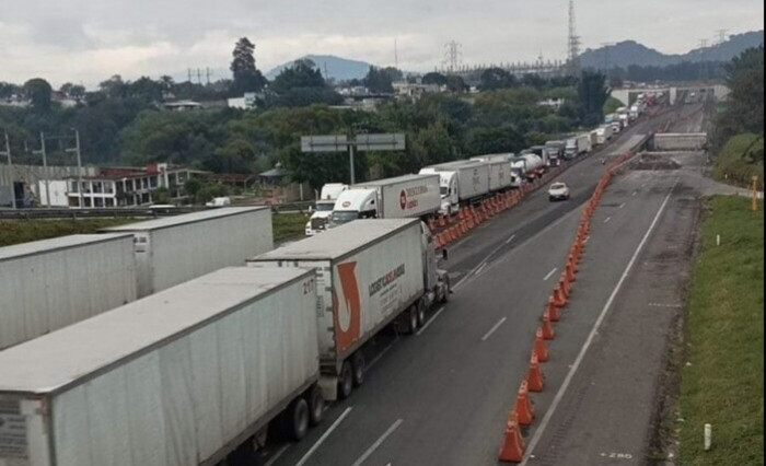 #Video | Cierre de la Orizaba-Puebla por derrumbe se mantiene por más de 12 horas