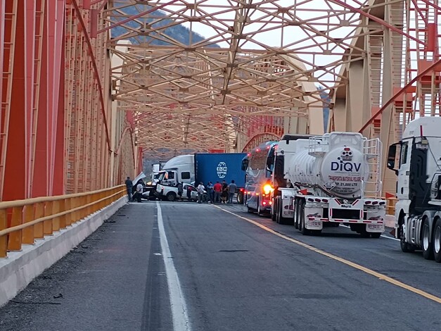 #Video | Cierre en la autopista Siglo XXI por choque en puente del Río Márquez