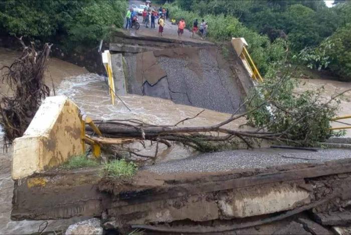 #Video | Colapsa puente en comunidad El Rodeo y afecta la circulación en Tierra Caliente